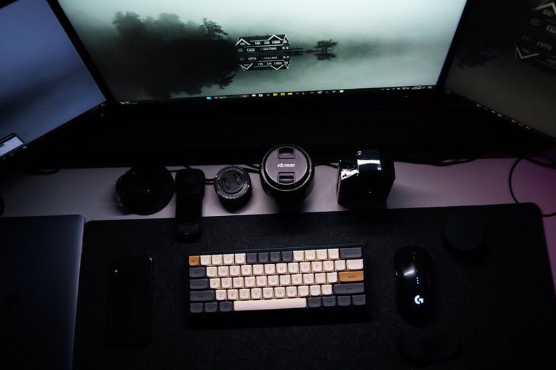 Une souris gaming légère sur un tapis de souris