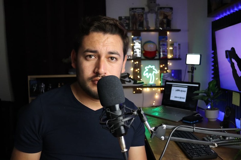 Un streamer gaming interagissant avec son chat sur Twitch
