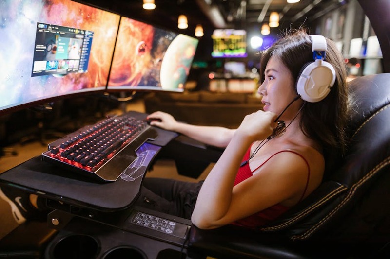 Vue d'ensemble d'un setup de streamer gaming avec plusieurs écrans