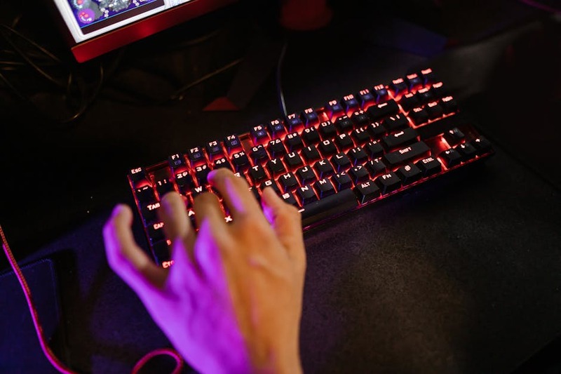 Clavier gaming optique avec des touches transparentes