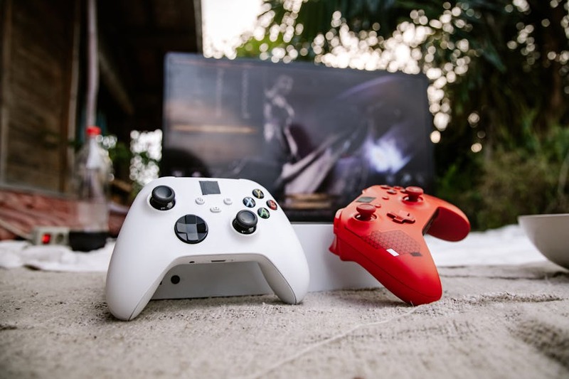 Une manette Xbox connectée à un smartphone affichant un jeu Xbox via le cloud.