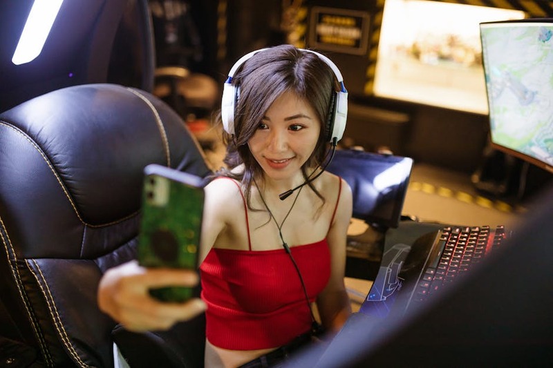 Un streamer souriant et réagissant aux messages du chat