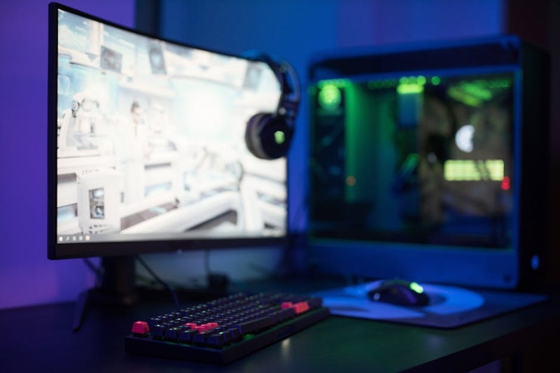 Un setup gaming complet avec un clavier illuminé