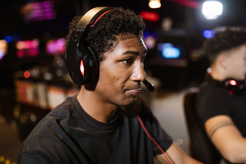 Un casque gaming sans fil posé sur son support de charge, illustrant la dépendance à la batterie