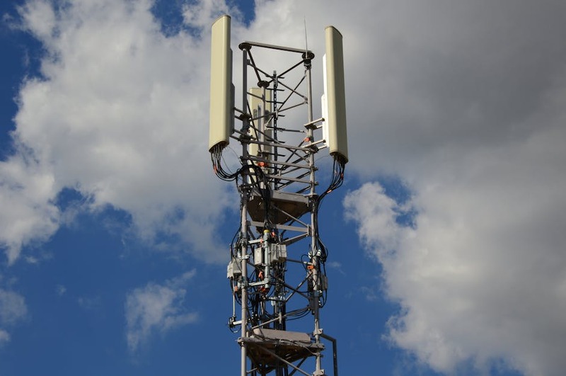 Une antenne 5G moderne avec un ciel bleu.