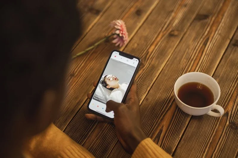 Une personne utilisant son smartphone pour trouver des offres de restaurant