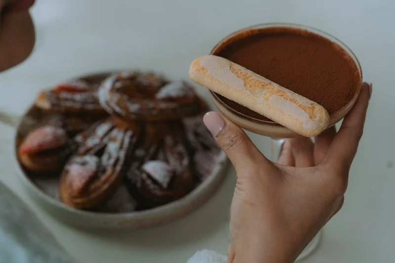 Part de Tiramisu classique saupoudrée de cacao