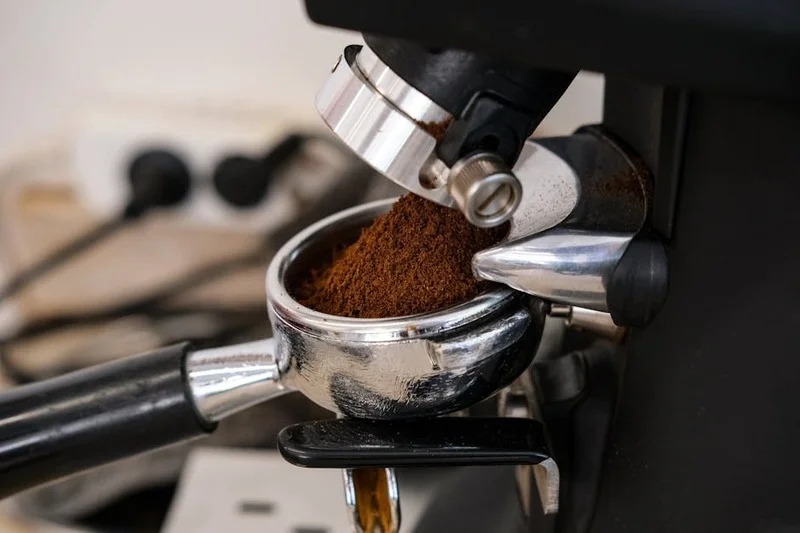 Machine à espresso avec un porte-filtre et du café moulu frais