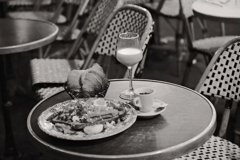 Un plat du jour joliment présenté dans un bistrot français