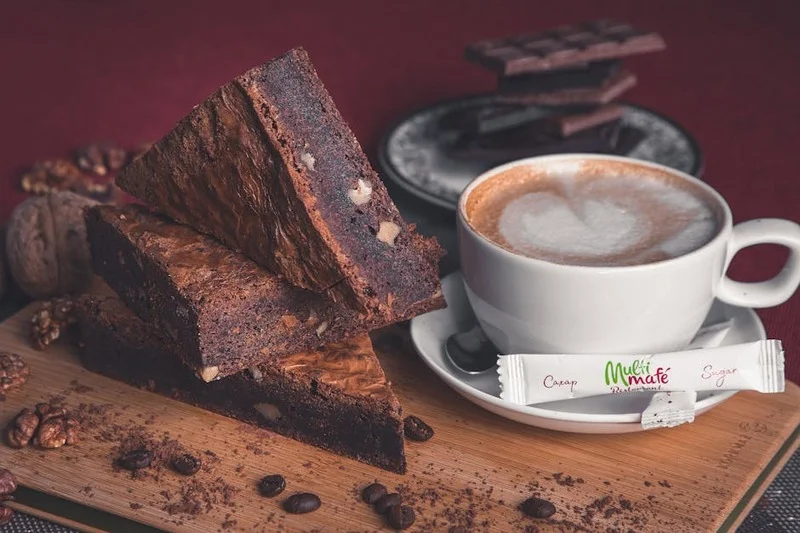 Brownie au chocolat avec une tasse de café torréfaction moyenne