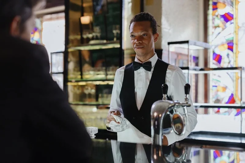 Un serveur de restaurant écoutant attentivement un client expliquant ses restrictions alimentaires