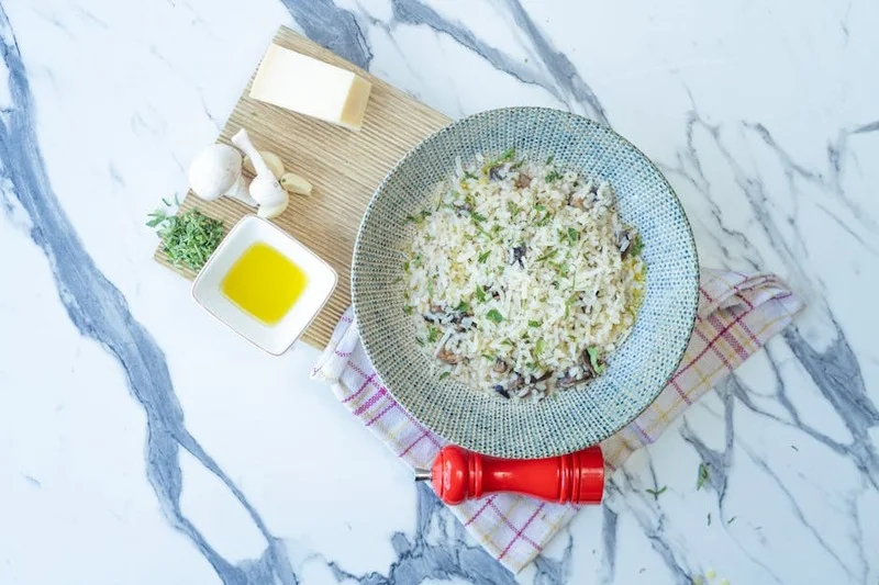 Risotto crémeux aux champignons sauvages et truffe d'été, garni d'herbes fraîches