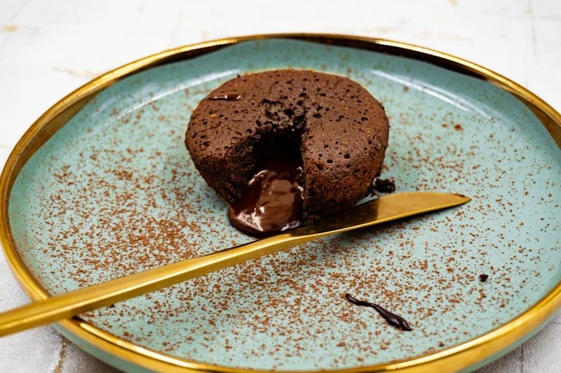 Fondant au chocolat noir avec un espresso