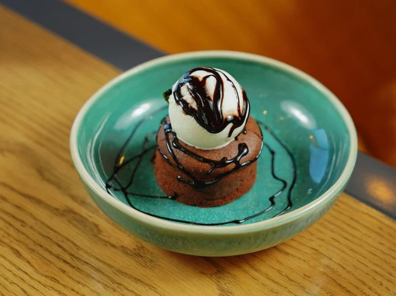 Moelleux au chocolat cœur coulant avec une boule de glace vanille