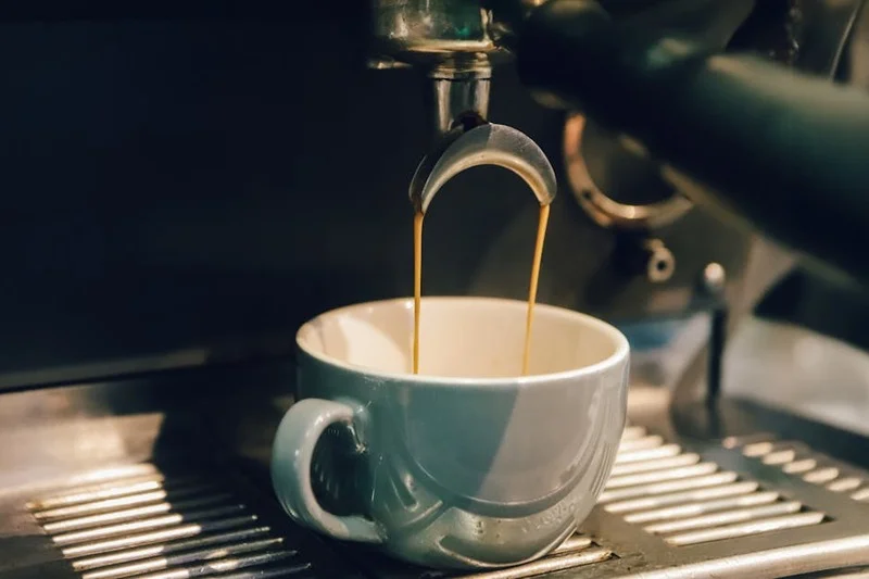 Un espresso parfait avec une crème riche coulant dans une tasse