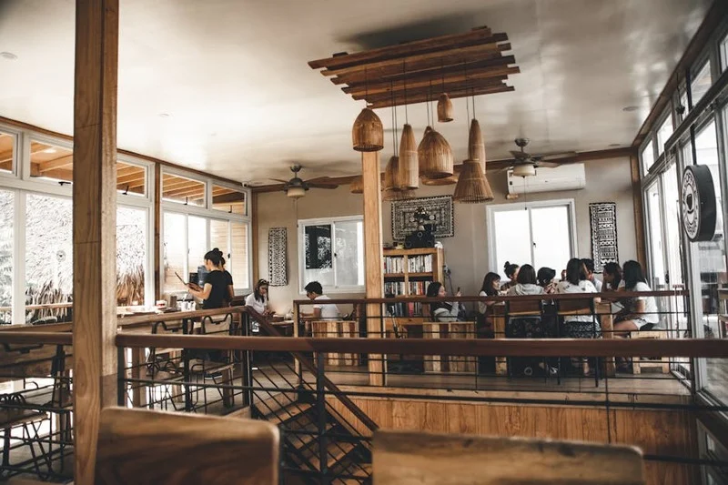 Intérieur d'un bistrot chaleureux et animé avec un éclairage tamisé