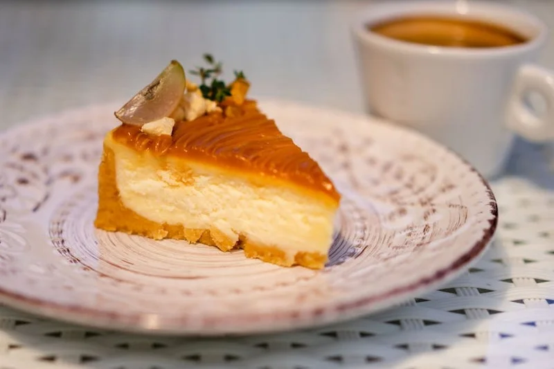 Café infusé à froid avec une part de cheesecake au caramel salé