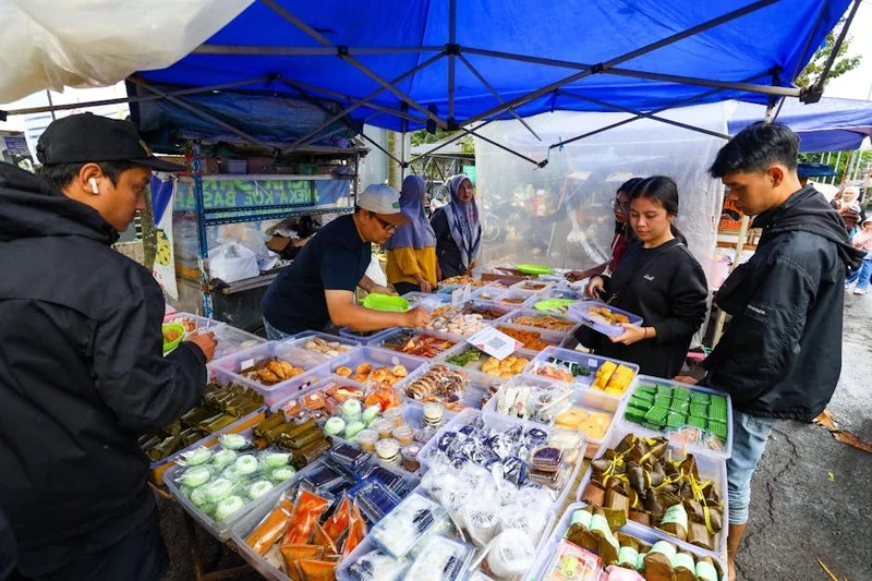 Une sélection variée de street food colorée et appétissante de différentes cultures