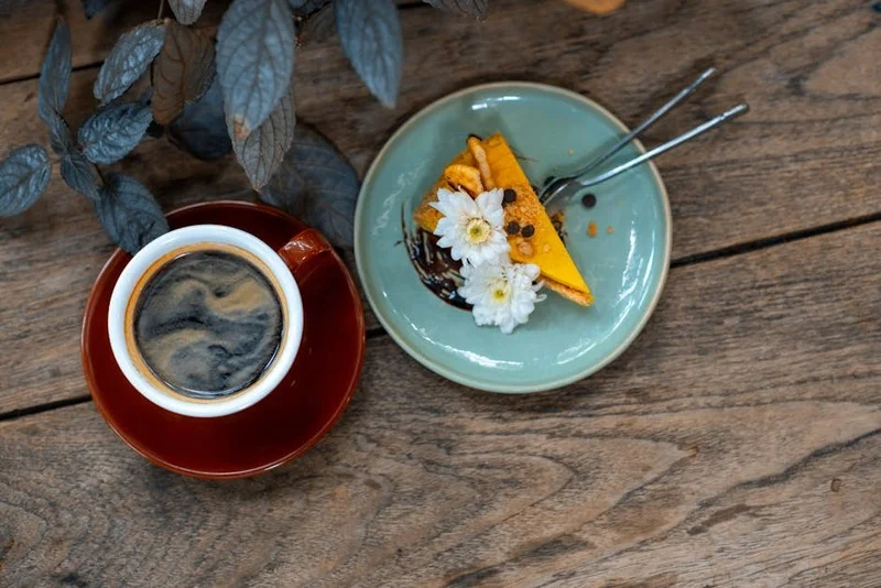 Un accord café et dessert soigneusement présenté sur une table