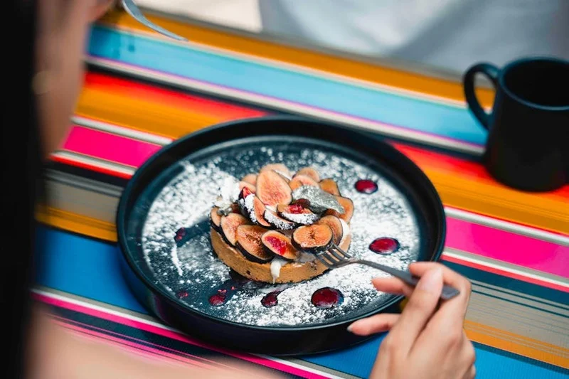 Mains décorant artistiquement une assiette de dessert