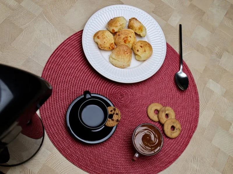 Une sélection de biscuits faits maison et une installation de café simple