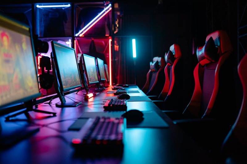 Un setup gaming moderne avec un fauteuil ergonomique