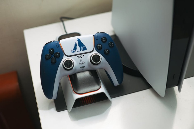 Manette DualSense Edge pour PlayStation 5 avec ses modules de sticks interchangeables