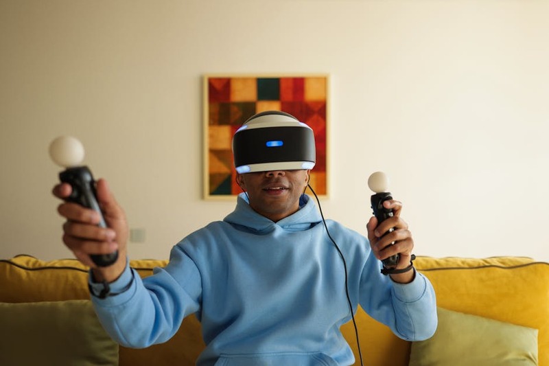 Joueur de VR dans un espace dégagé, avec le guardian virtuel visible