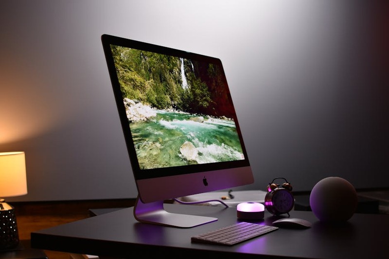Un écran de bureau Linux avec une interface Wayland, affichant des applications modernes