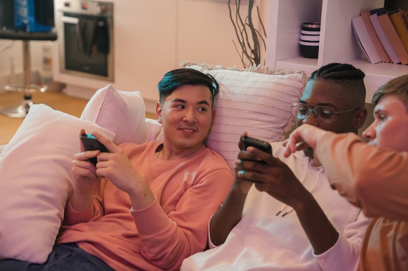 Manette Backbone One 2e génération avec un smartphone attaché