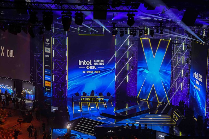 Scène de tournoi eSport avec joueurs et public