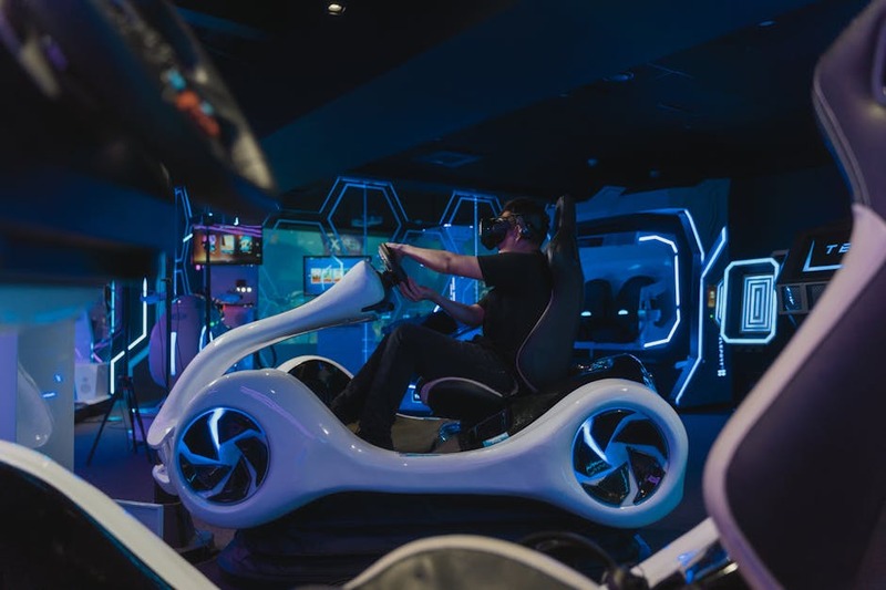 Rendu 3D d'un fauteuil gaming futuriste avec capteurs et refroidissement