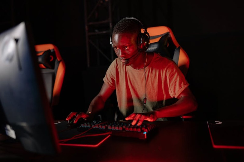 Joueur de jeux vidéo concentré sur son écran