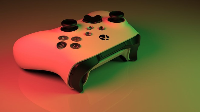 Concept de manette gaming futuriste avec écrans intégrés