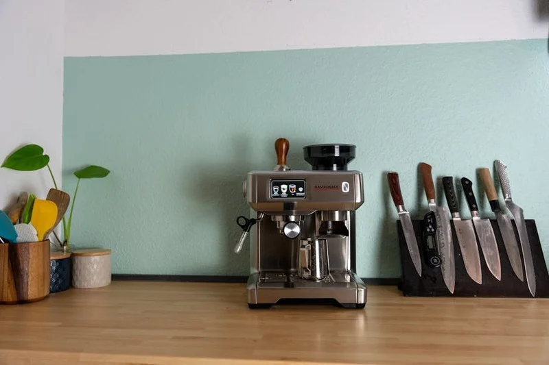 Une station café à domicile élégante avec machines et accessoires