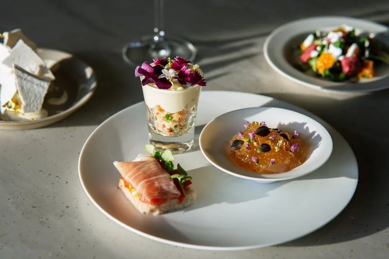Plat durable joliment dressé avec des légumes locaux et des fleurs comestibles