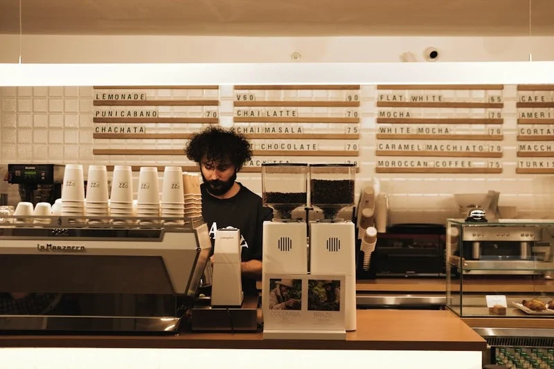 Intérieur moderne et minimaliste d'un coffee shop avec des travailleurs à distance, Paris