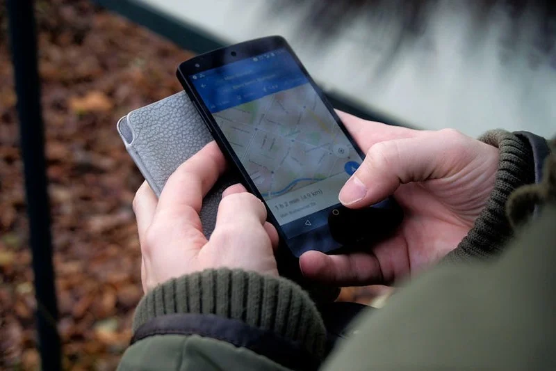 Interface d'application mobile affichant les résultats de recherche de restaurants éco-responsables sur une carte