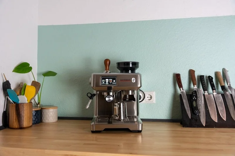 Une machine à expresso haut de gamme avec broyeur intégré sur un comptoir de cuisine