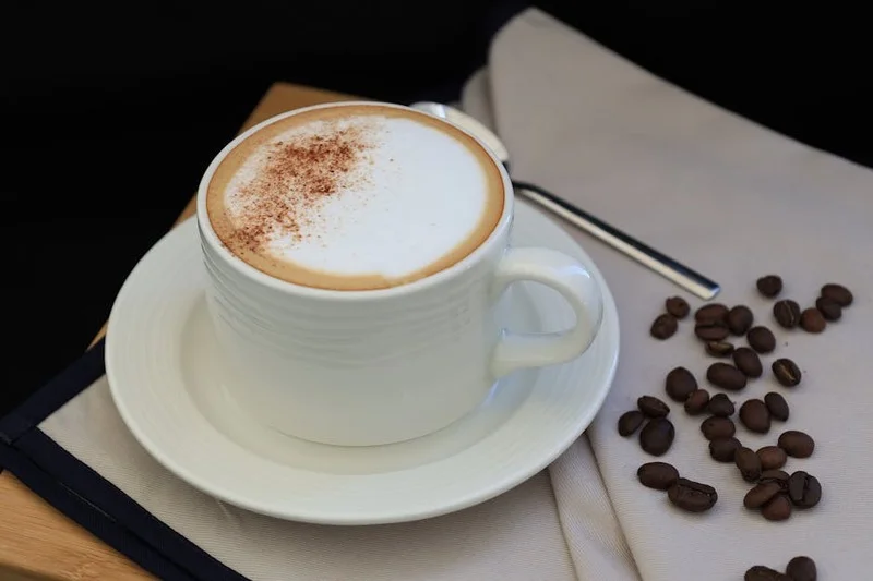 Latte au lait de soja avec des grains de café