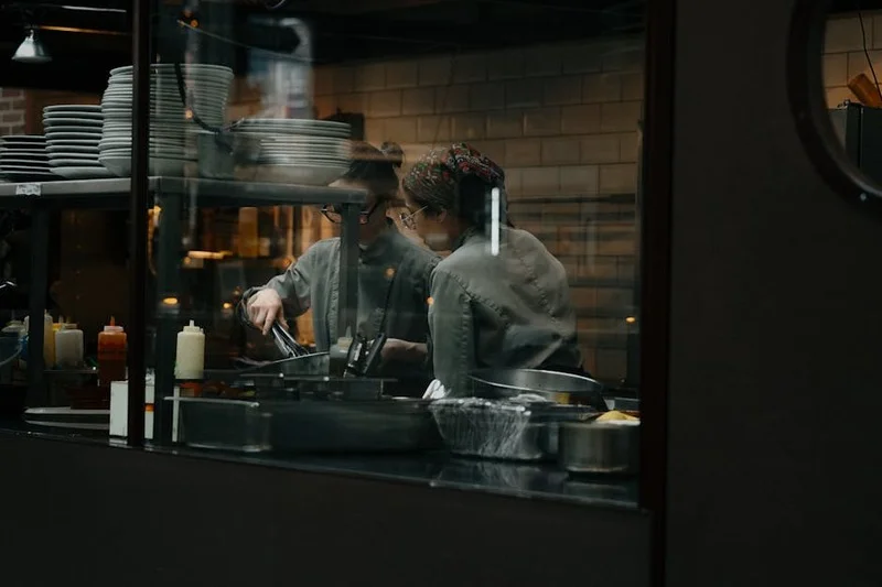 Chef discutant des ingrédients locaux avec le personnel du restaurant