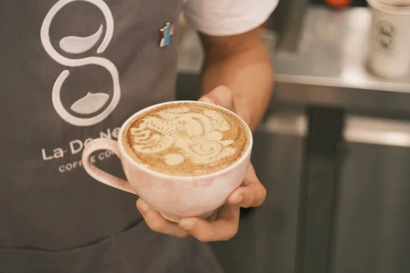 Latte au café et lait de noisette avec mousse