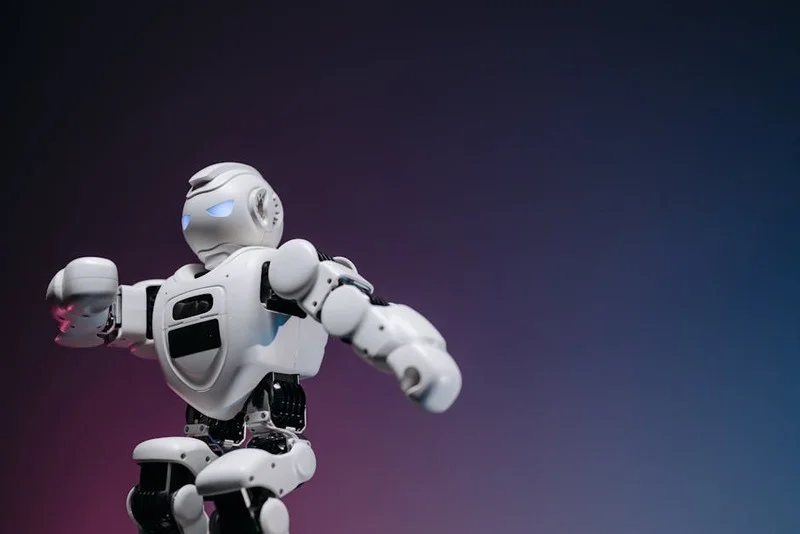 Robot servant de la nourriture à des clients dans un café futuriste