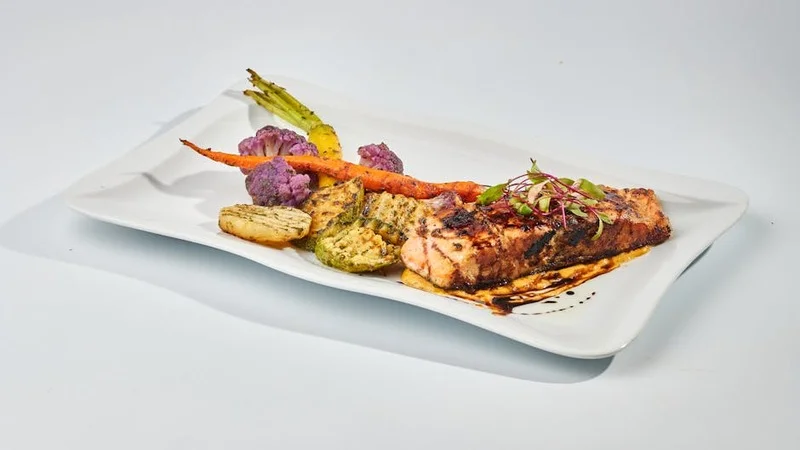 Assiette de légumes oubliés joliment arrangés comme des carottes violettes, des panais et des topinambours