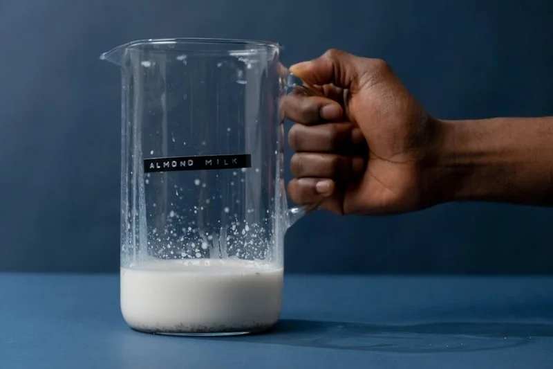 Mousseur à lait électrique avec du lait d'avoine