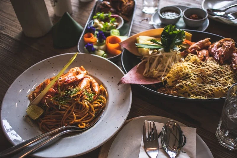 Plat magnifiquement présenté, issu de l'upcycling, dans un cadre de restaurant