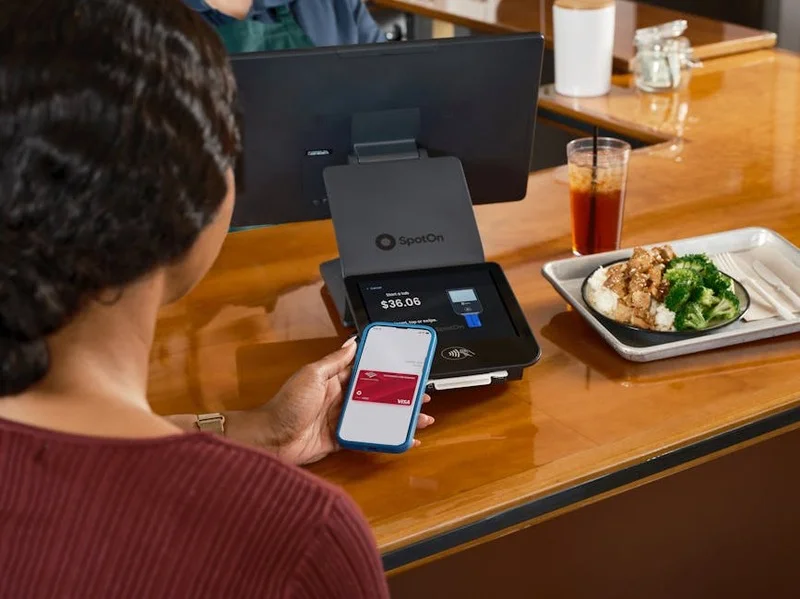Une personne payant un repas avec une application de paiement éco-responsable