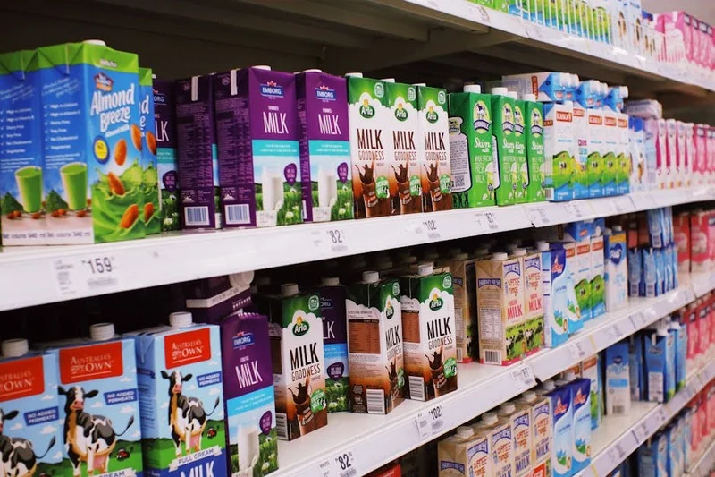 Variété de laits végétaux dans un supermarché