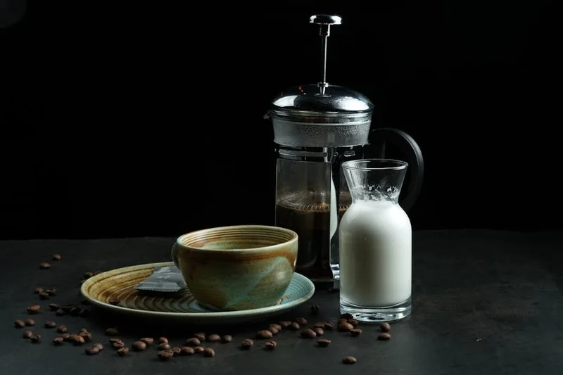 Installation de café maison avec divers laits végétaux